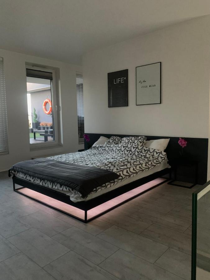 Апартаменты Two-Levels Penthouse With A Garden In The City Center Лодзь Экстерьер фото